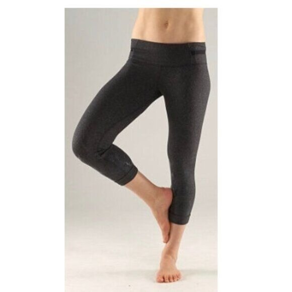 Lululemon Acro Crop in Black - 6 - Picture 1 of 6